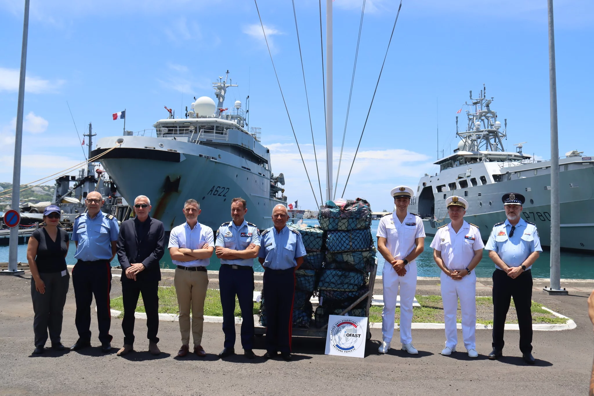 Les autorités devant le Bougainville et la drogue saisie