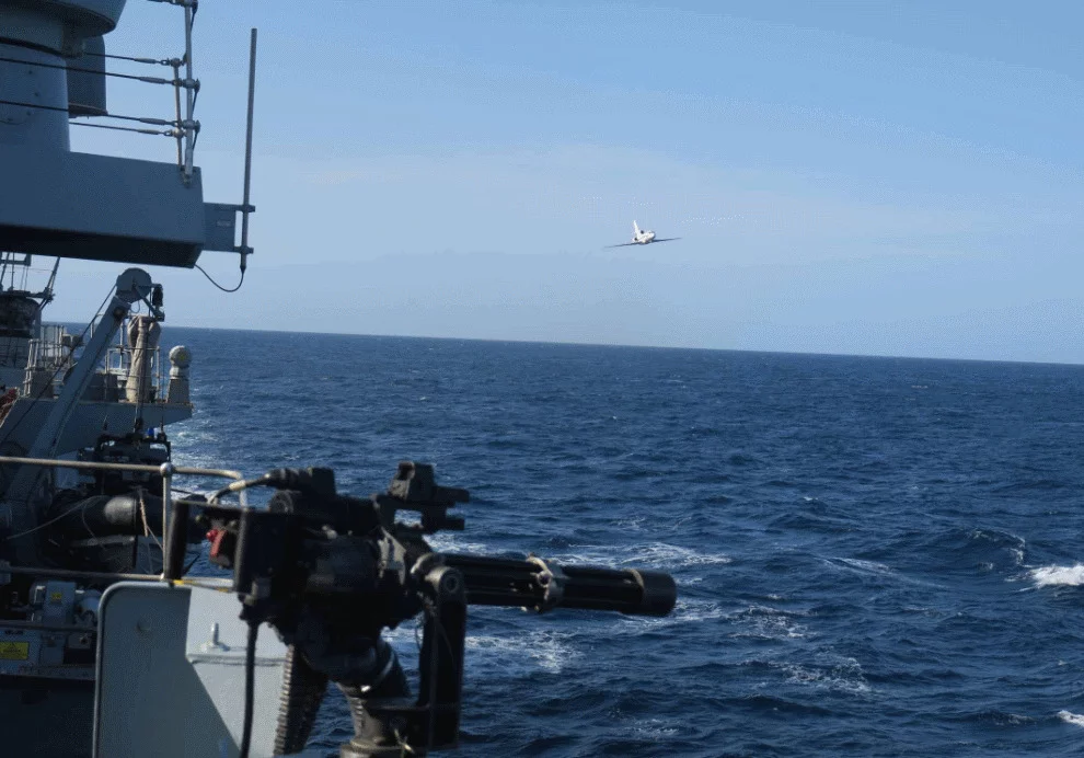 Un avion Falcon 50 survolle la frégate britannique HMS Portland