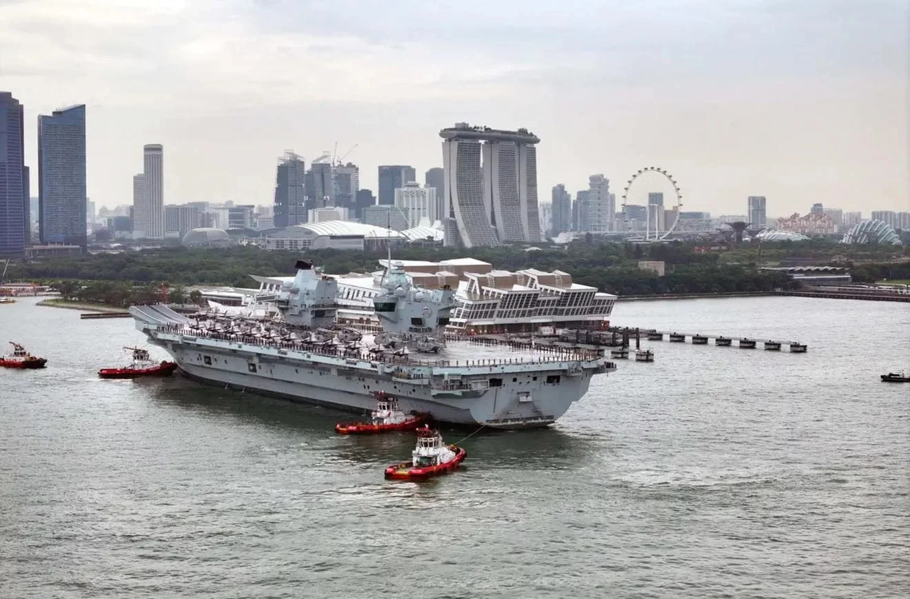 Le porte-aéronefs britannique HMS Prince of Wales à Singapour
