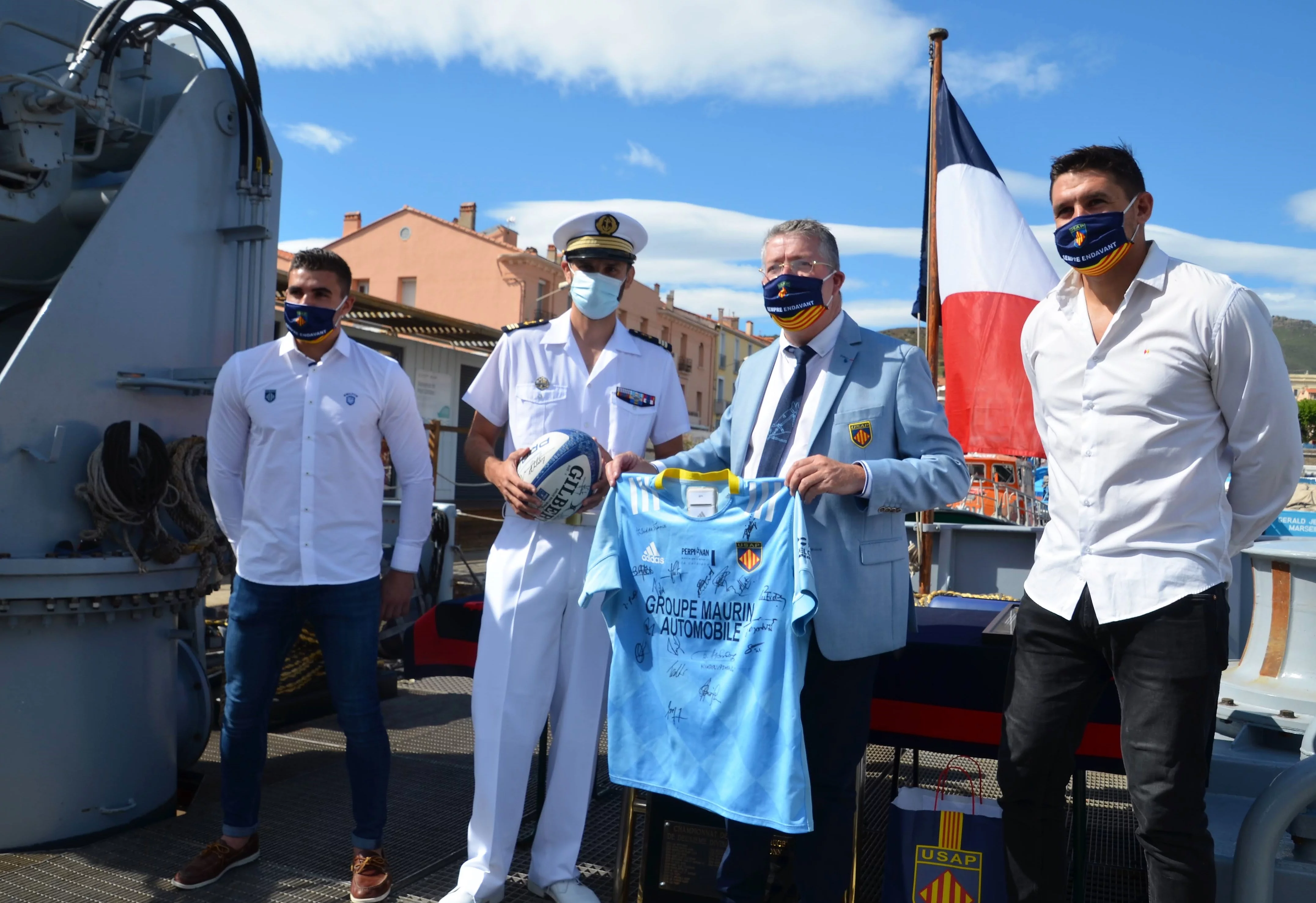Le président du club remet un maillot au commandant