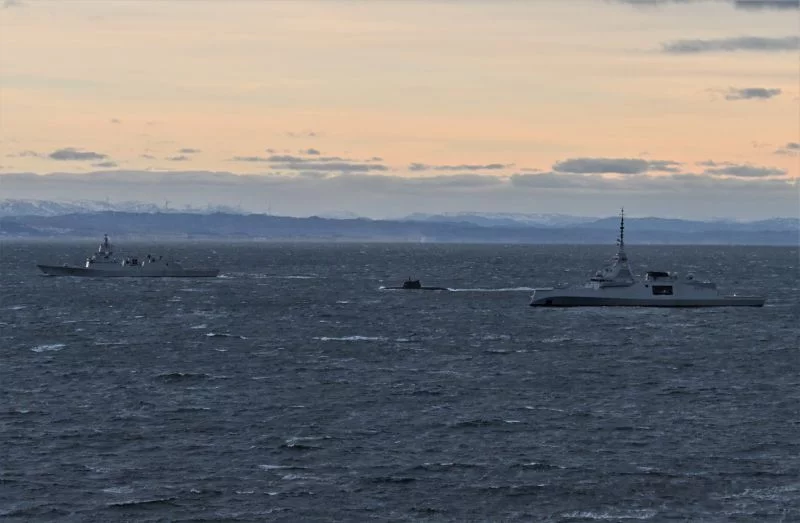 La frégate Amiral Ronarc'h avec la frégate norvégienne Thor Heyerdahl et un sous-marin allemand