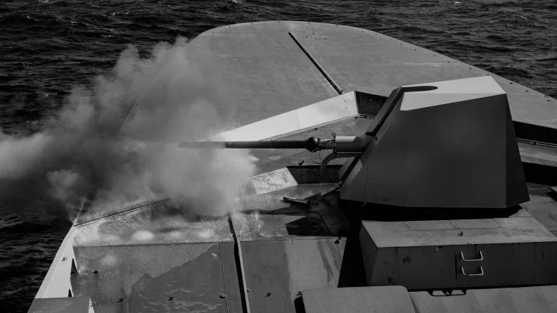 La frégate Lorraine tire au canon