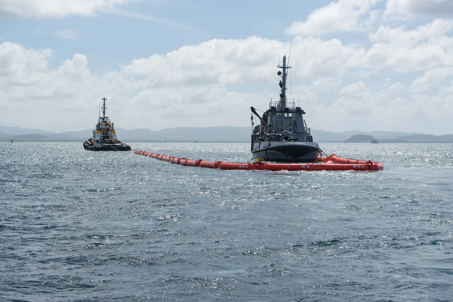 Entraînement à la lutte contre une pollution côtière en baie de Fort-de-France