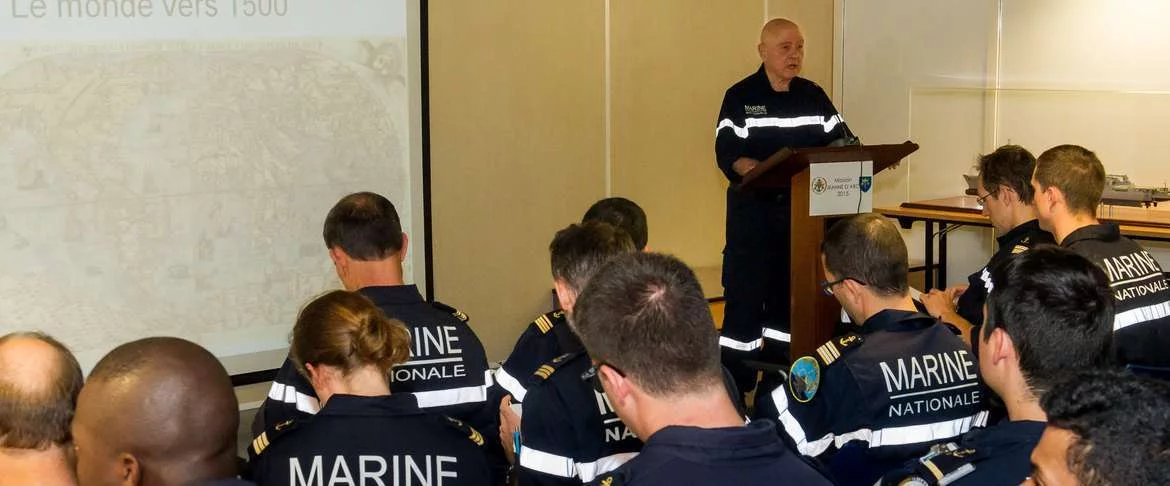 Gérard Chaliand prononce une conférence sur la géopolitique à bord du Dixmude