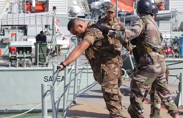 Une équipe de visite tongienne s'entraîne à bord du Vendémiaire