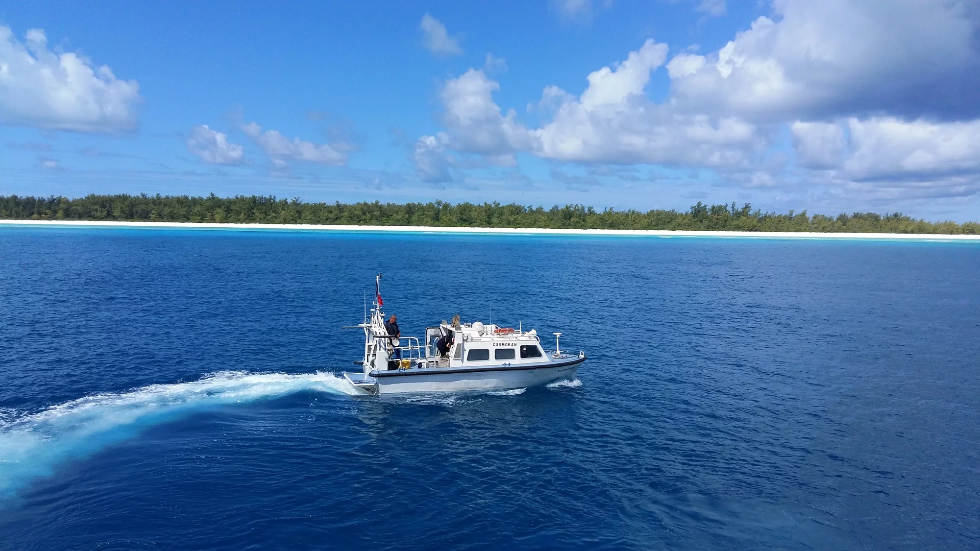 Une vedette cartographie les environs des îles Glorieuses