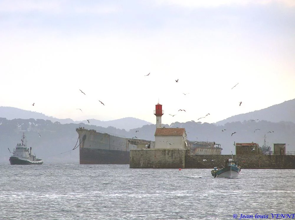 Arrivée à Toulon de la coque de l’ex-pétrolier Saône