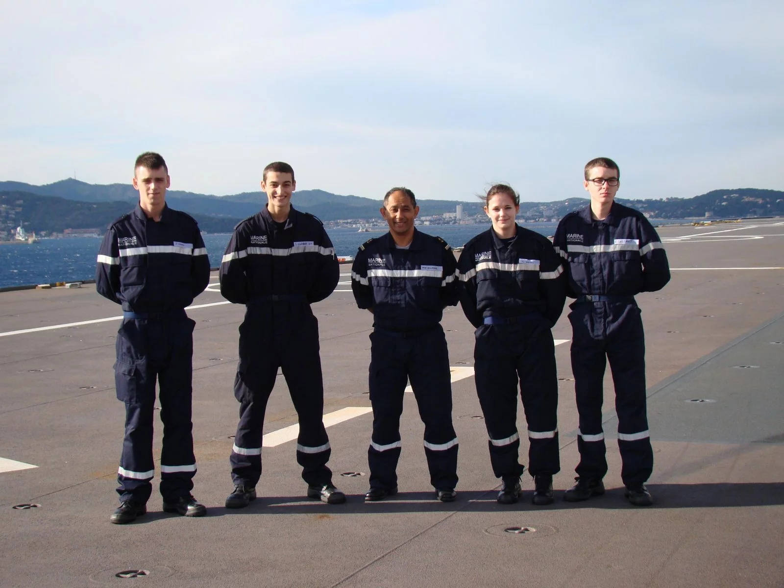 Les Bacs Pros et leur encadrant sur le pont d’envol du Tonnerre