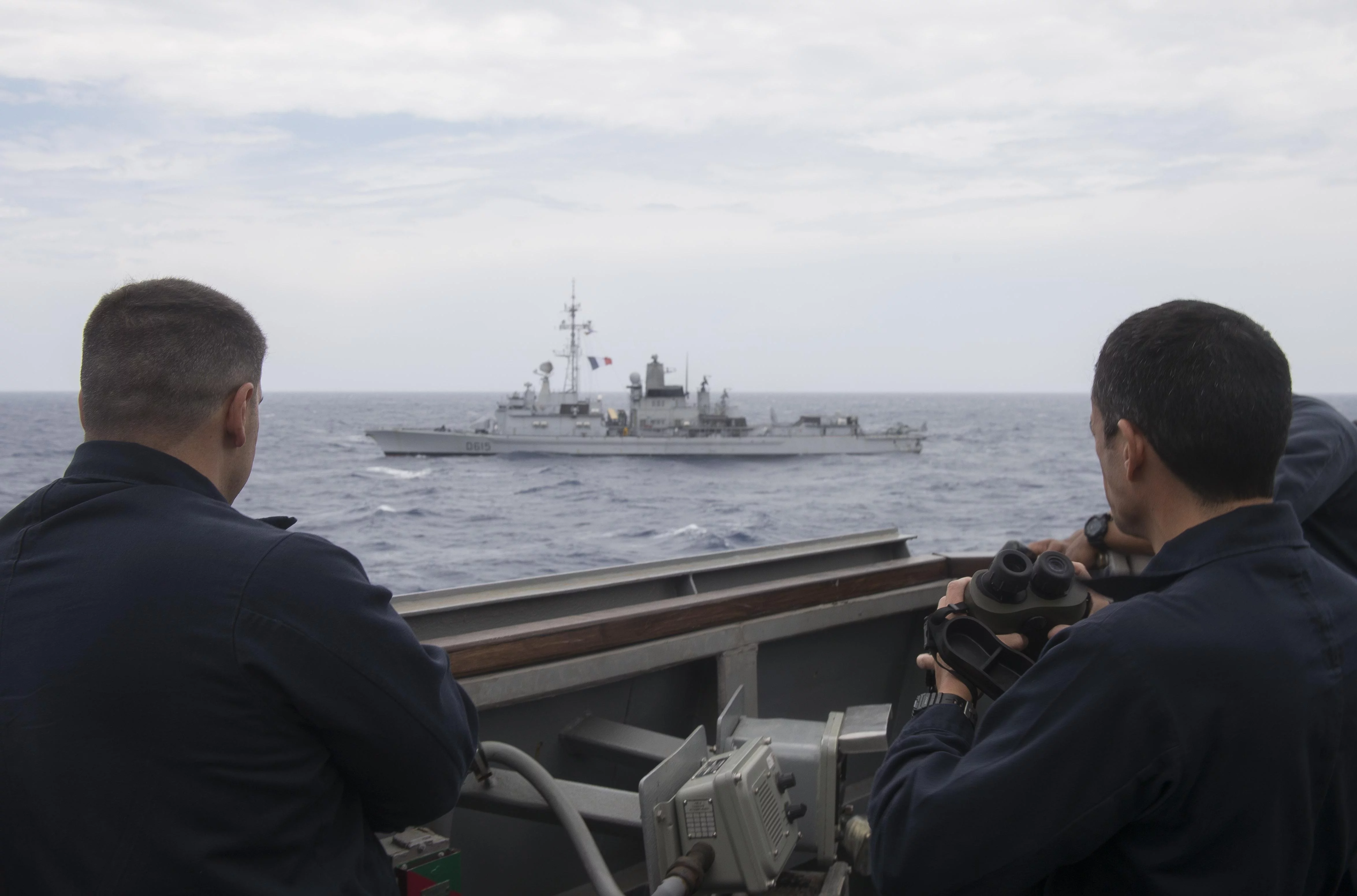 La frégate Jean Bart vue depuis la passerelle de l’USS Ross
