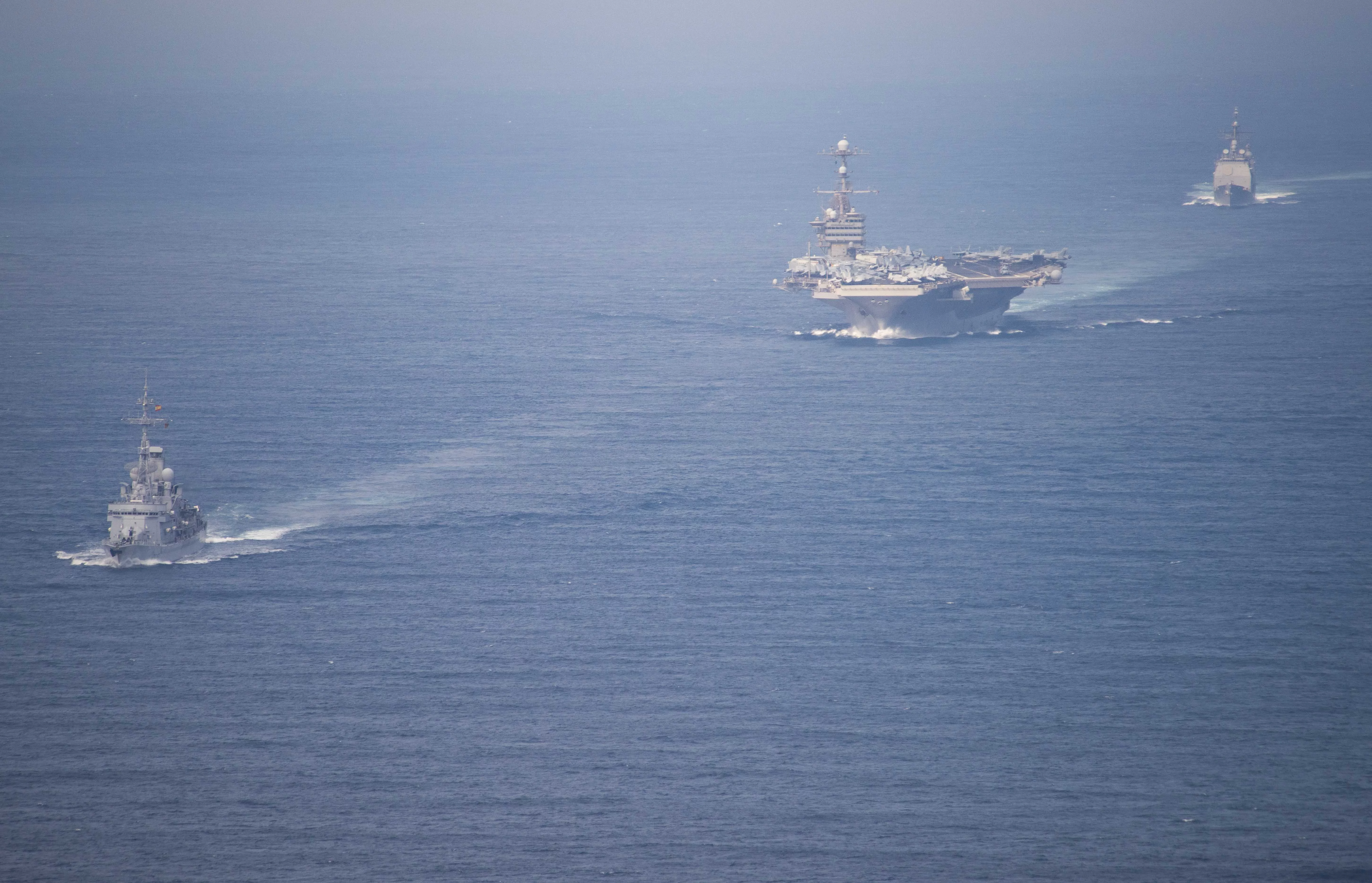 La frégate Jean Bart, le porte-avions USS John C. Stennis et le croiseur USS Mobile Bay dans le détroit de Gibraltar