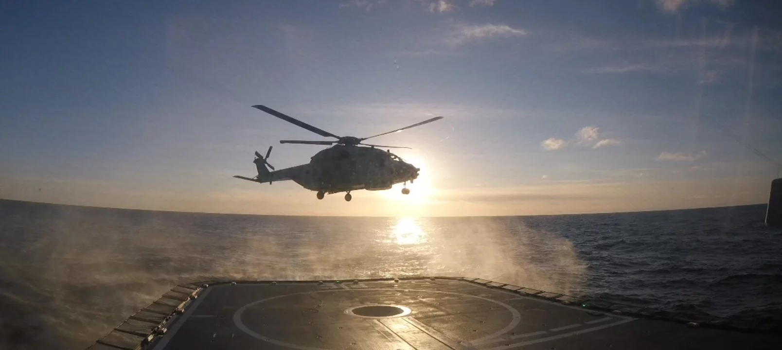 Un hélicoptère Caïman Marine décolle de la plateforme de la frégate Provence