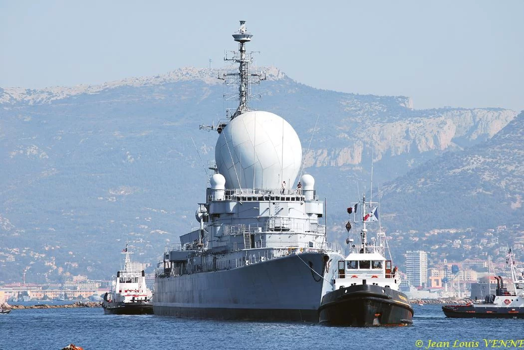 La coque de l'ex-Duquesne remorquée vers St-Mandrier