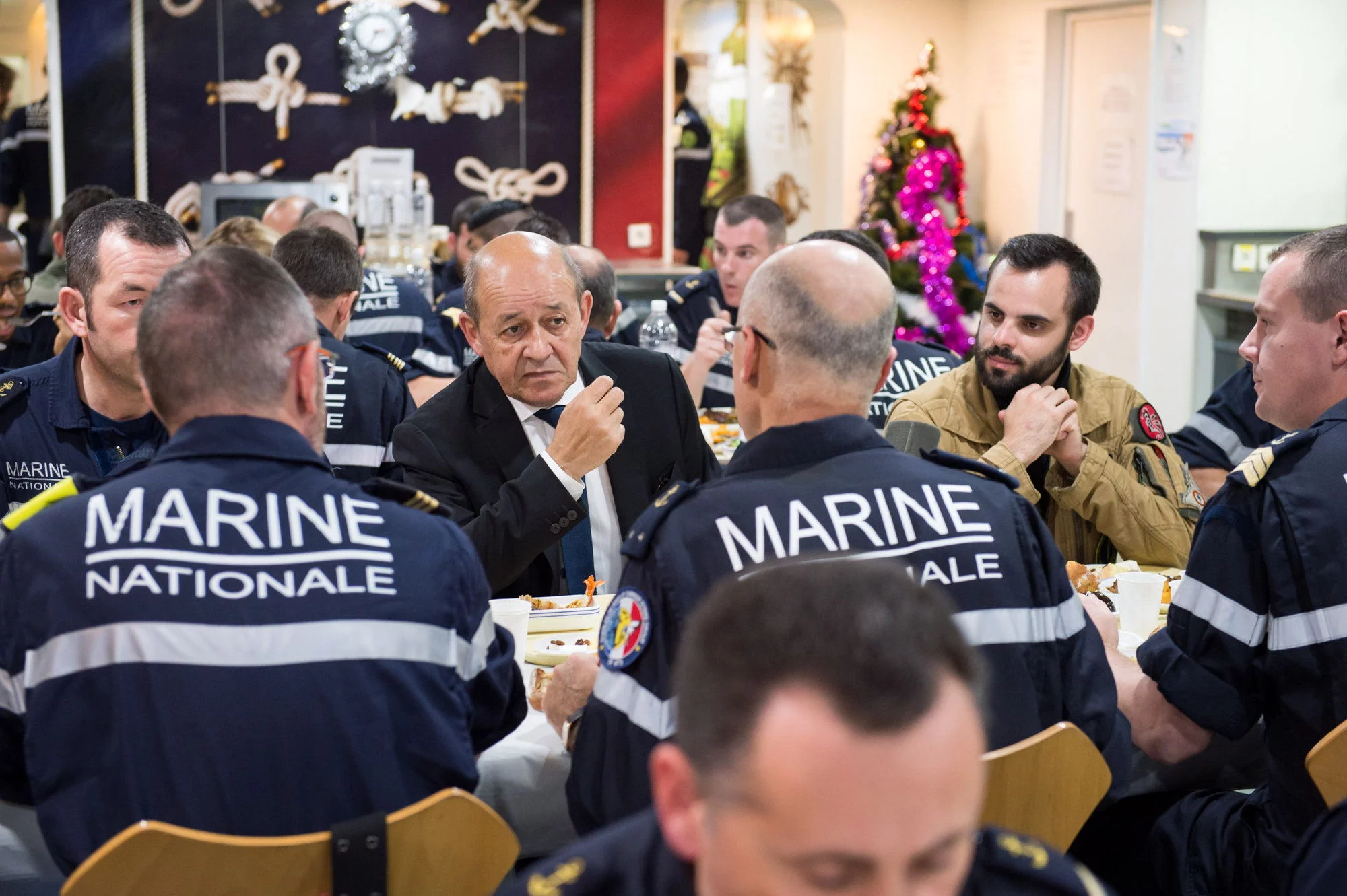 Le ministre de la Défense à bord du Charles-de-Gaulle pour le Nouvel An