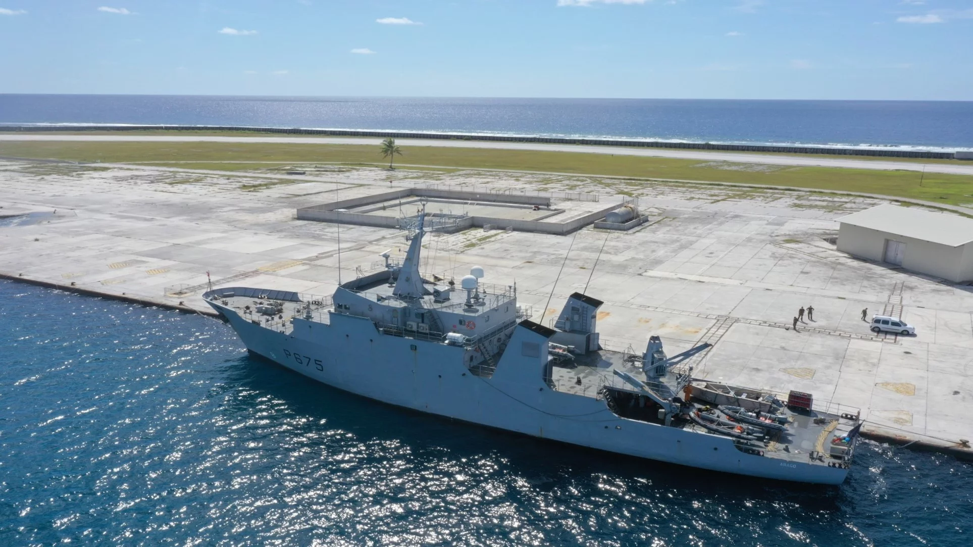 L'Arago accosté à Mururoa