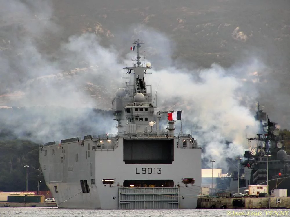 Le destroyer « Admiral Chabanenko » Ã  côté du Mistral