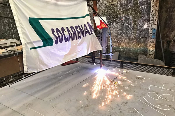 Découpe des premières tôles du nouveau bateau-pompe léger des marins-pompiers de Marseille