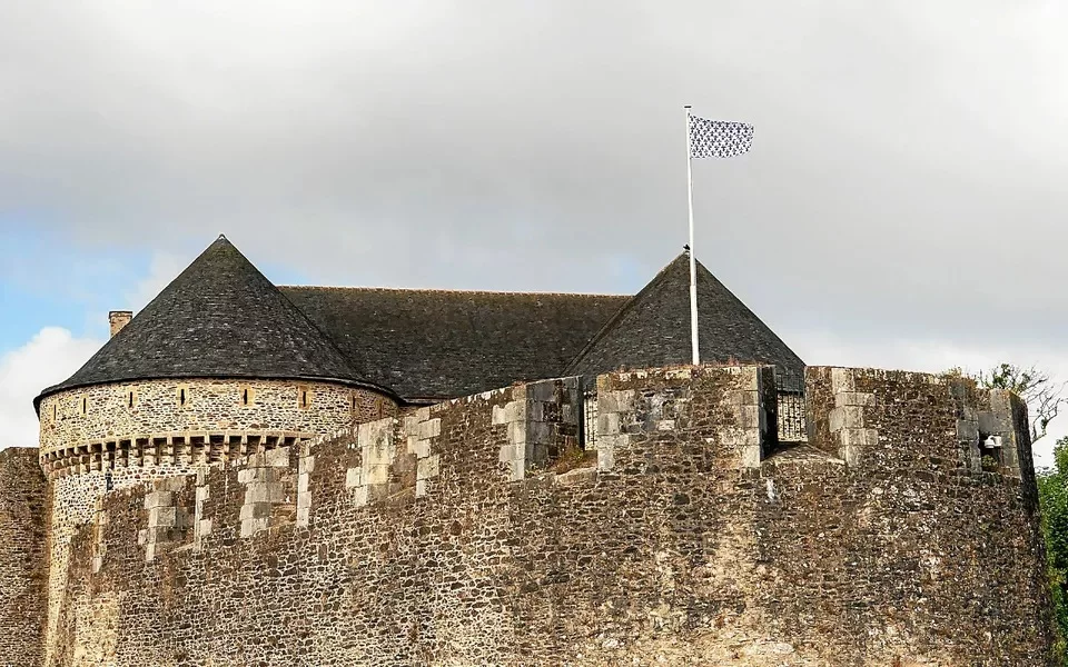 Le pavillon historique breton flotte sur le château de Brest
