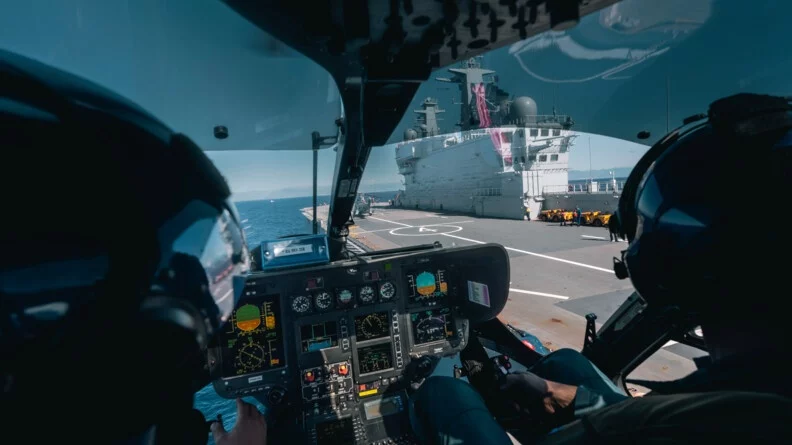 Des pilotes de la gendarmerie nationale se forment à l’appontage à bord du porte-hélicoptères Mistral