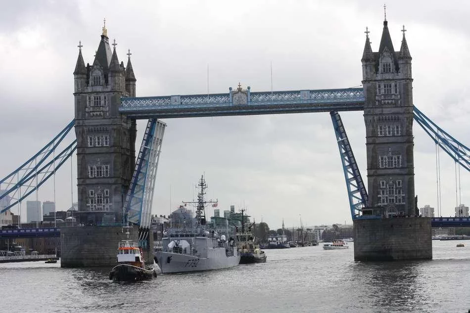 L’aviso PM L’Her passe le Tower Bridge de Londres