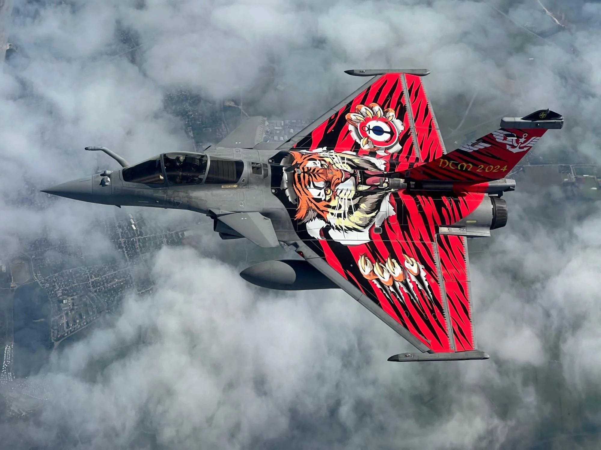 Un chasseur Rafale paré d’une livrée exclusivement conçue pour le Nato Tiger Meet 2024