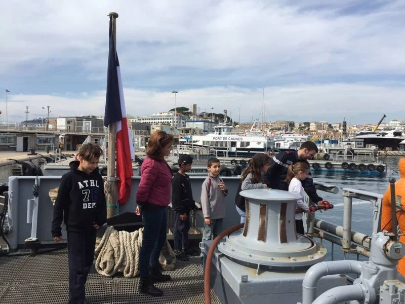 Des élèves à bord du Pluton à Cannes