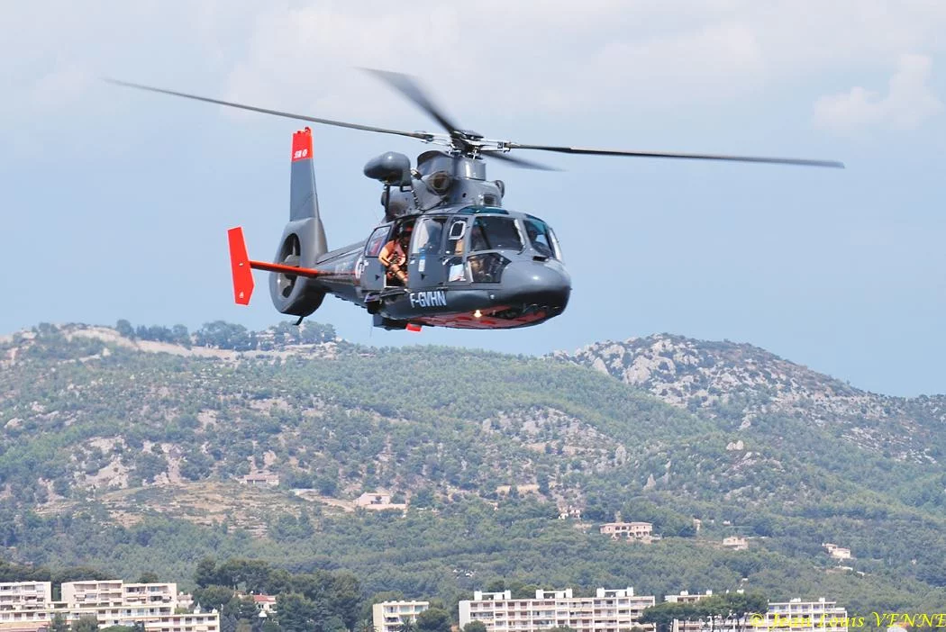 L'hélicoptère Dauphin de service public survole la rade de Bandol