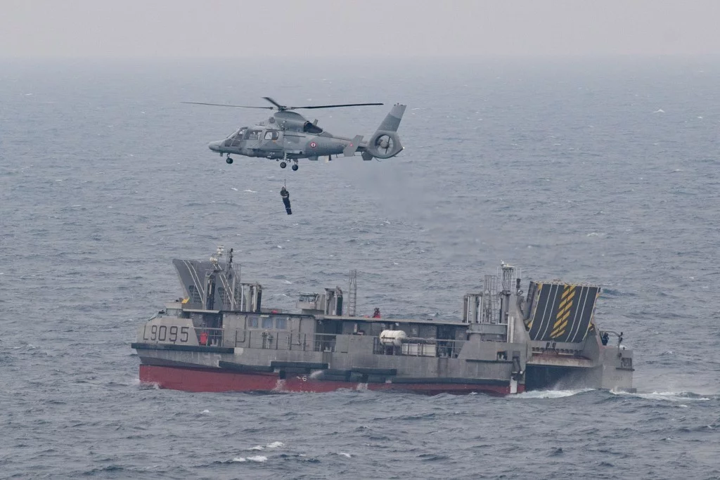 Hélitreuillage à bord d'un engin de débarquement amphibie rapide (EDAR)