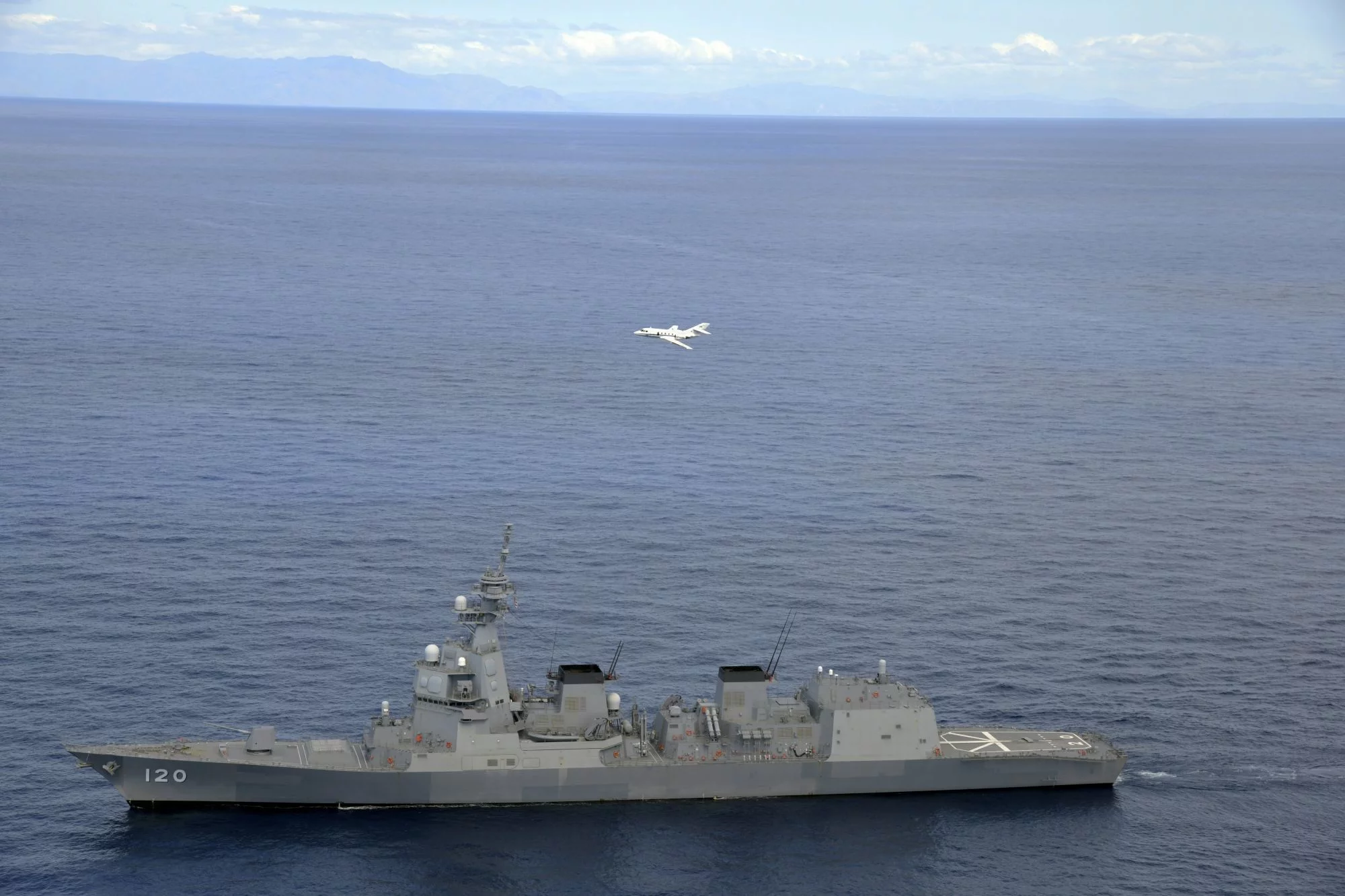 Un avion maritime Gardian survolle le destroyer japonais Shiranui
