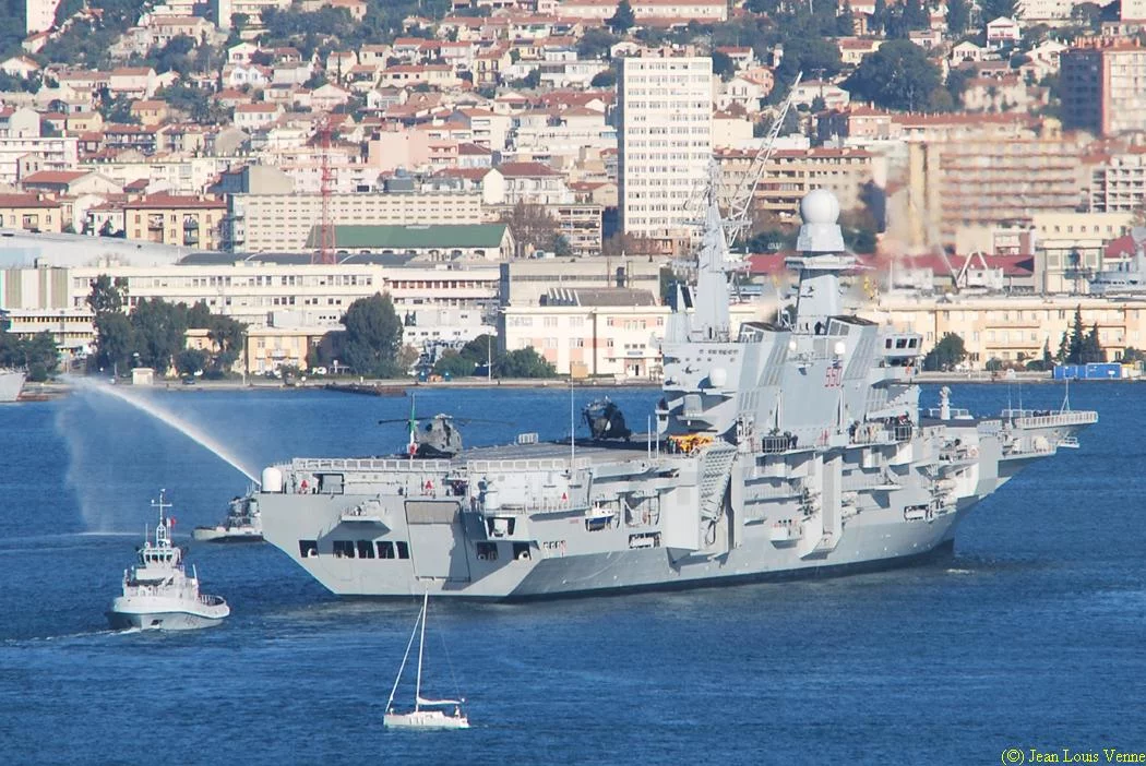 Arrivée à Toulon du porte-aéronefs italien Cavour