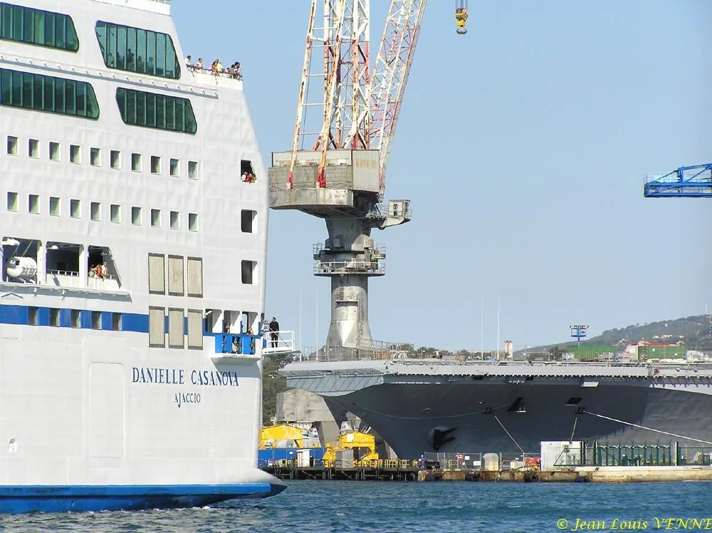 Le porte-avions Charles de Gaulle avant sa sortie de bassin