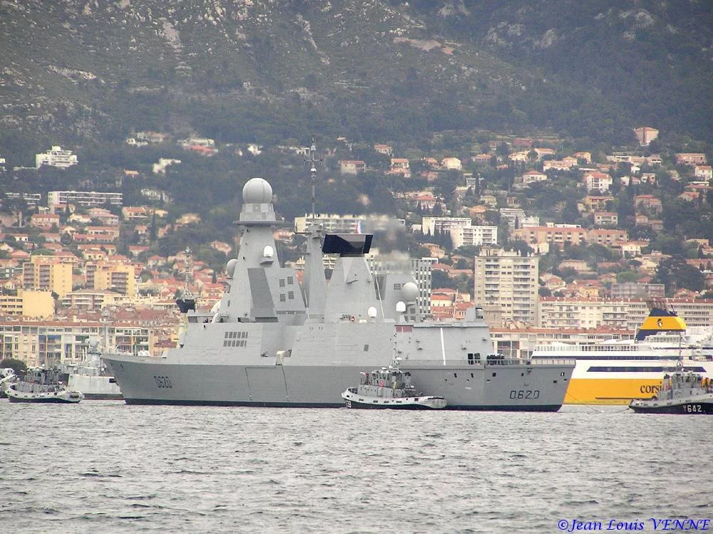 La frégate FORBIN sur fond d'écran toulonnais