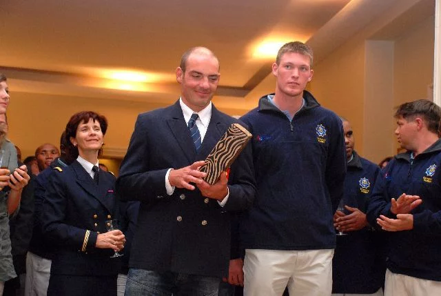 Le capitaine de l'équipe de la Marine Nationale reçoit un témoignage de remerciement du capitaine de l'équipe Sud-Africaine