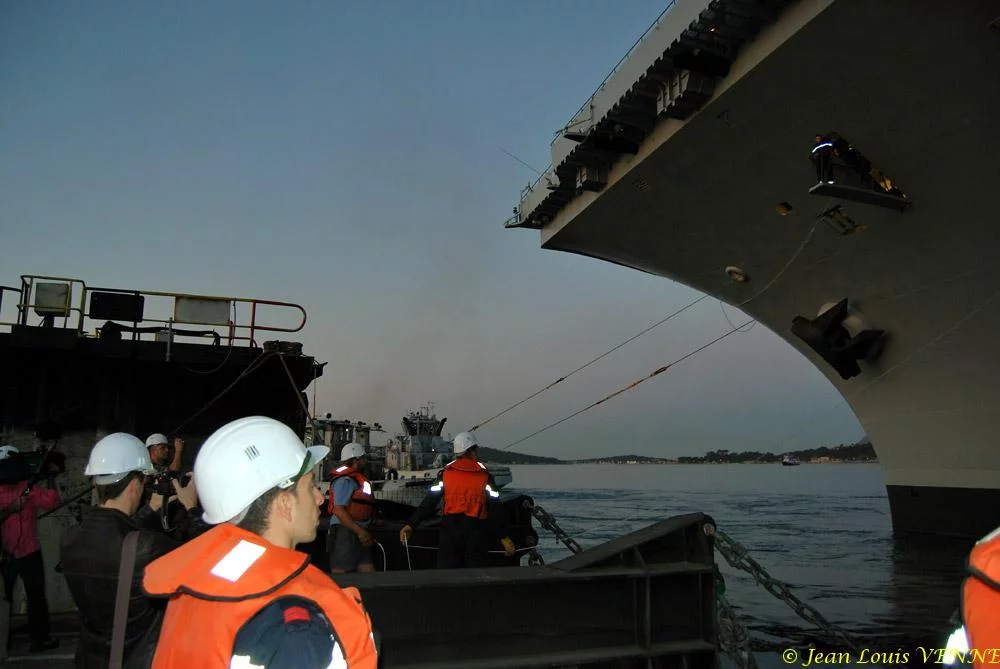 Le Charles de Gaulle sort du bassin