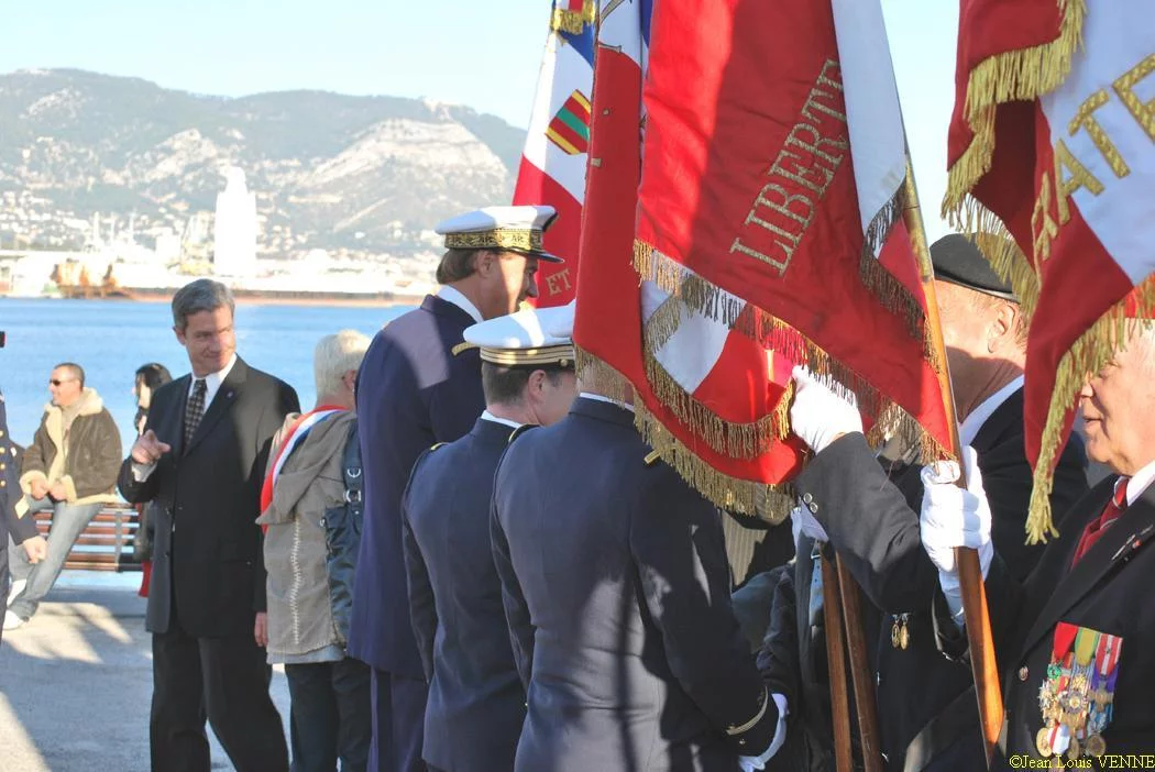 Les autorités saluent les porte-drapeaux