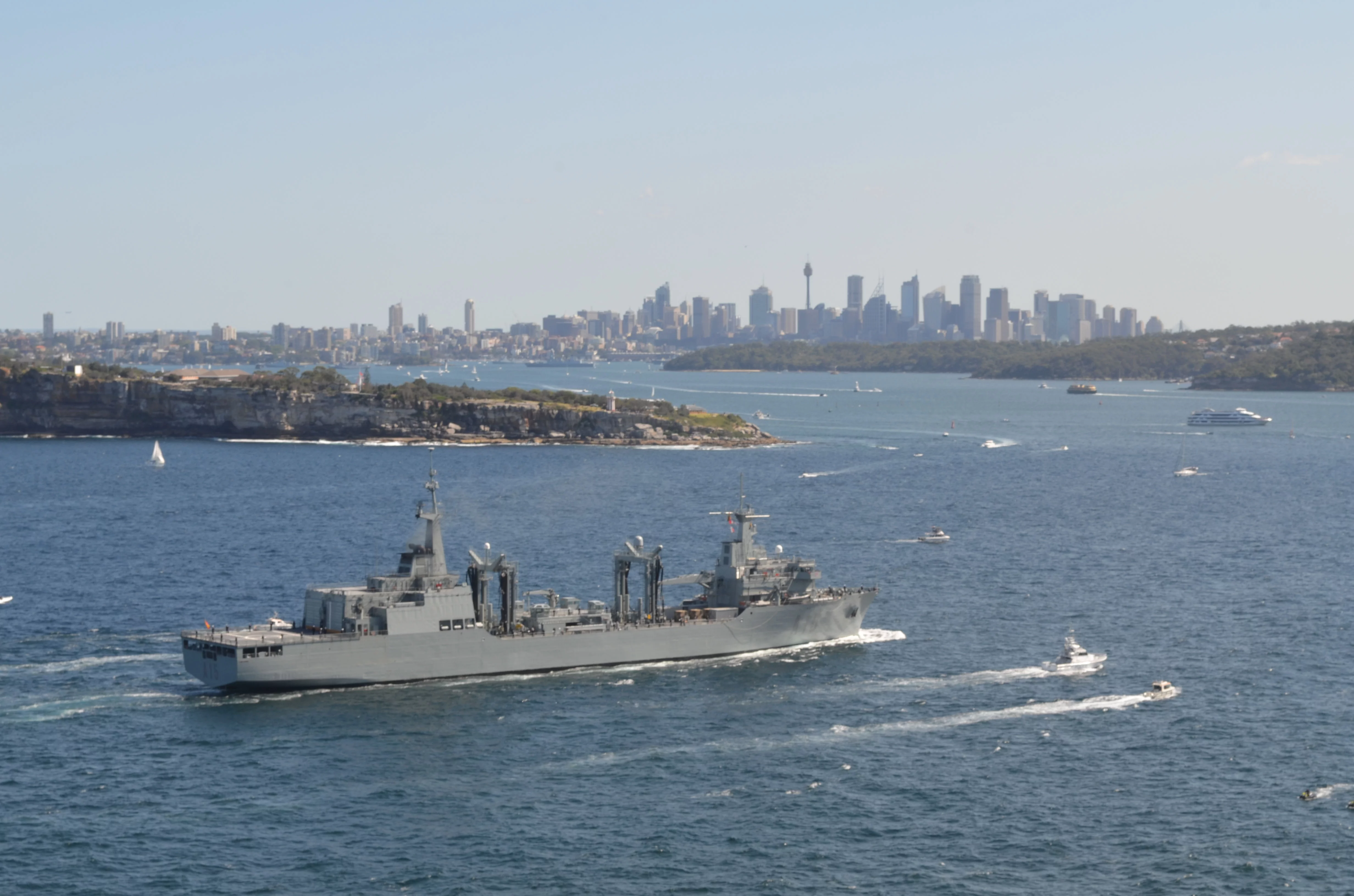 Le pétrolier-ravitailleur espagnol Cantabria dans le port de Sydney en octobre 2013