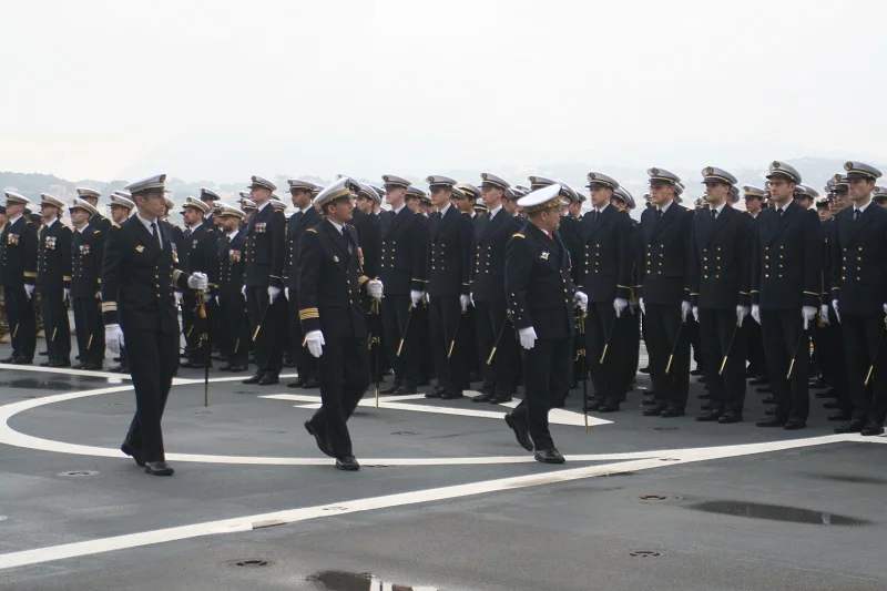 Le chef d'état-major de la Marine passe les officiers-élèves en revue
