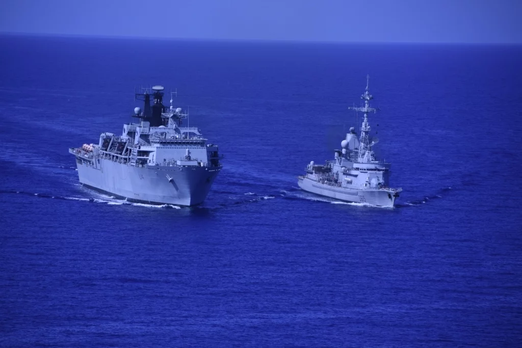 La frégate Jean Bart et le bâtiment amphibie britannique HMS Albion