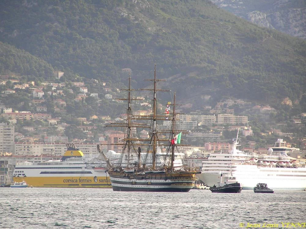 Le voilier école italien Amérigo Vespucci arrive à Toulon