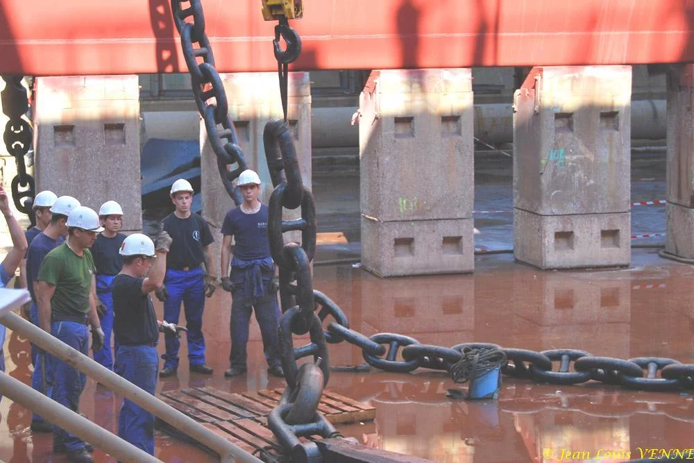 Le Charles de Gaulle ré-embarque ses lignes de mouillage