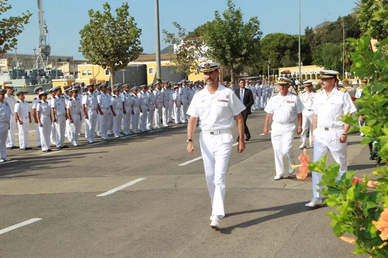 Le roi Philippe VI d'Espagne passe le personnel de la base sous-marine de Carthagène en revue