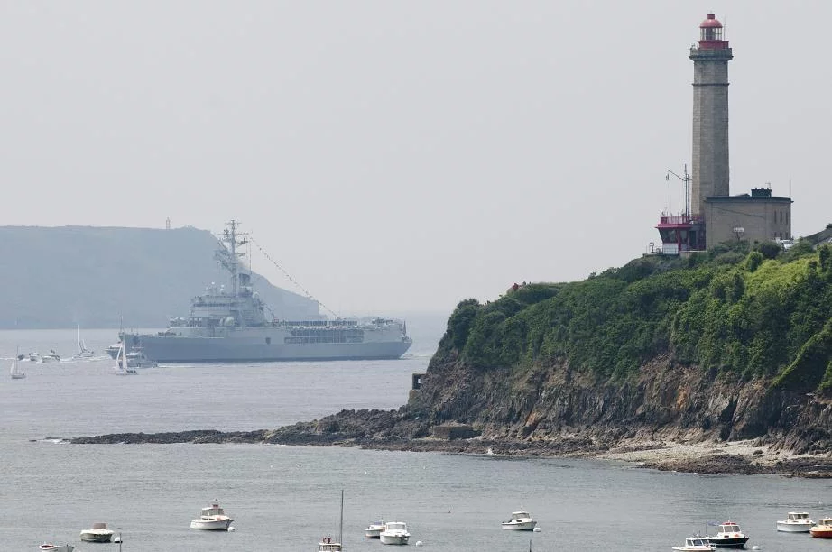 La Jeanne d'Arc entre dans le goulet de Brest