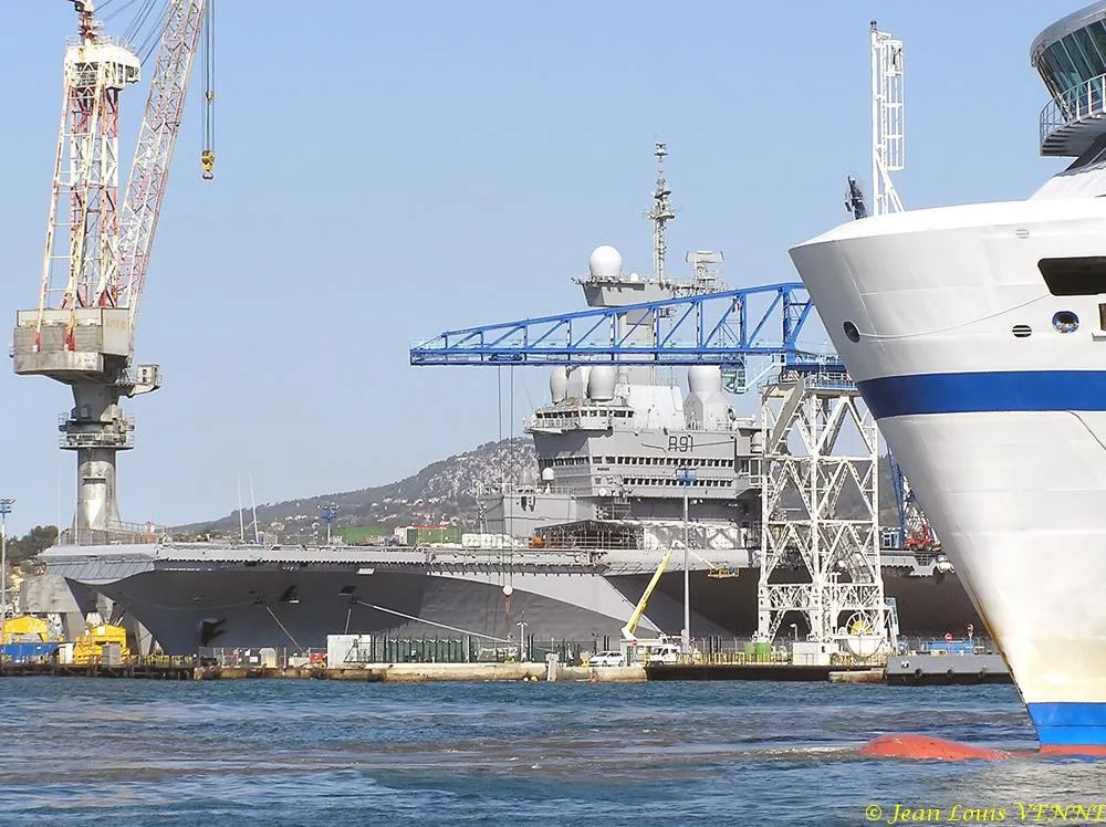 Le porte-avions Charles de Gaulle avant sa sortie de bassin