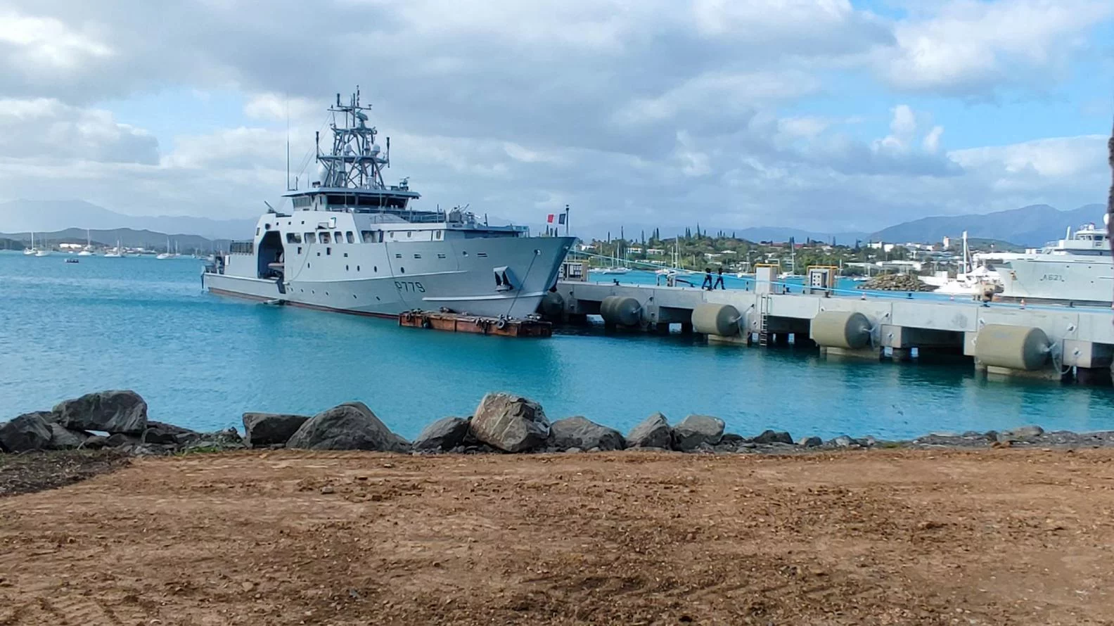 Le patrouilleur Auguste Bénébig accosté au quai des POM