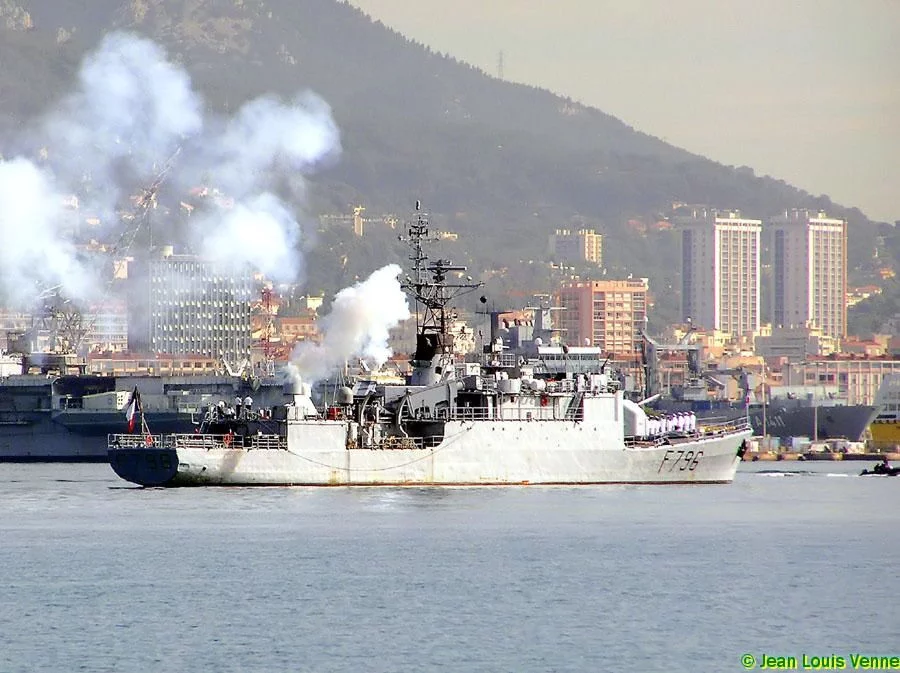 Le Cdt Birot salue au canon