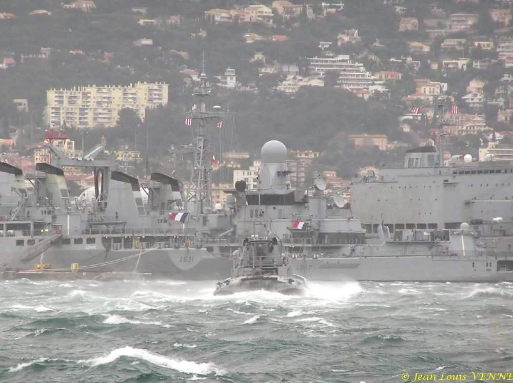 Un remorqueur dans la tempête