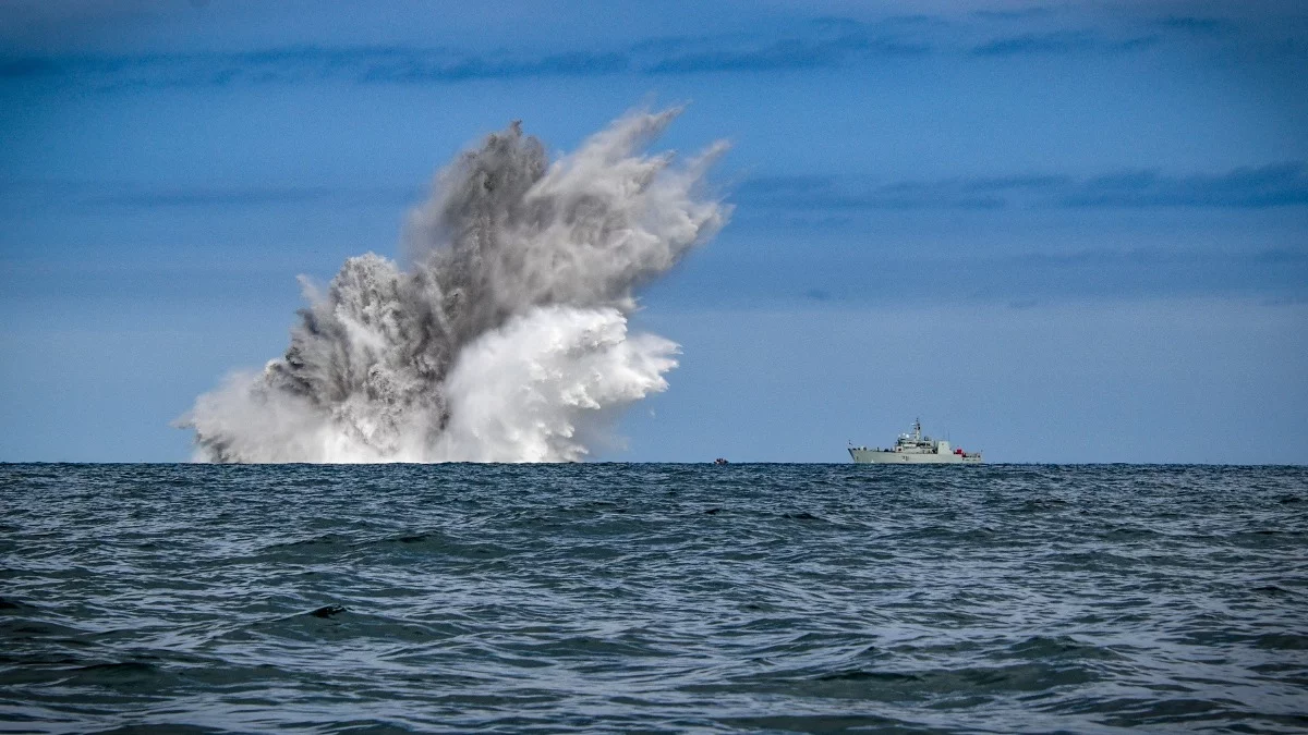 Un chasseur de mines de l'OTAN détruit une munition historique