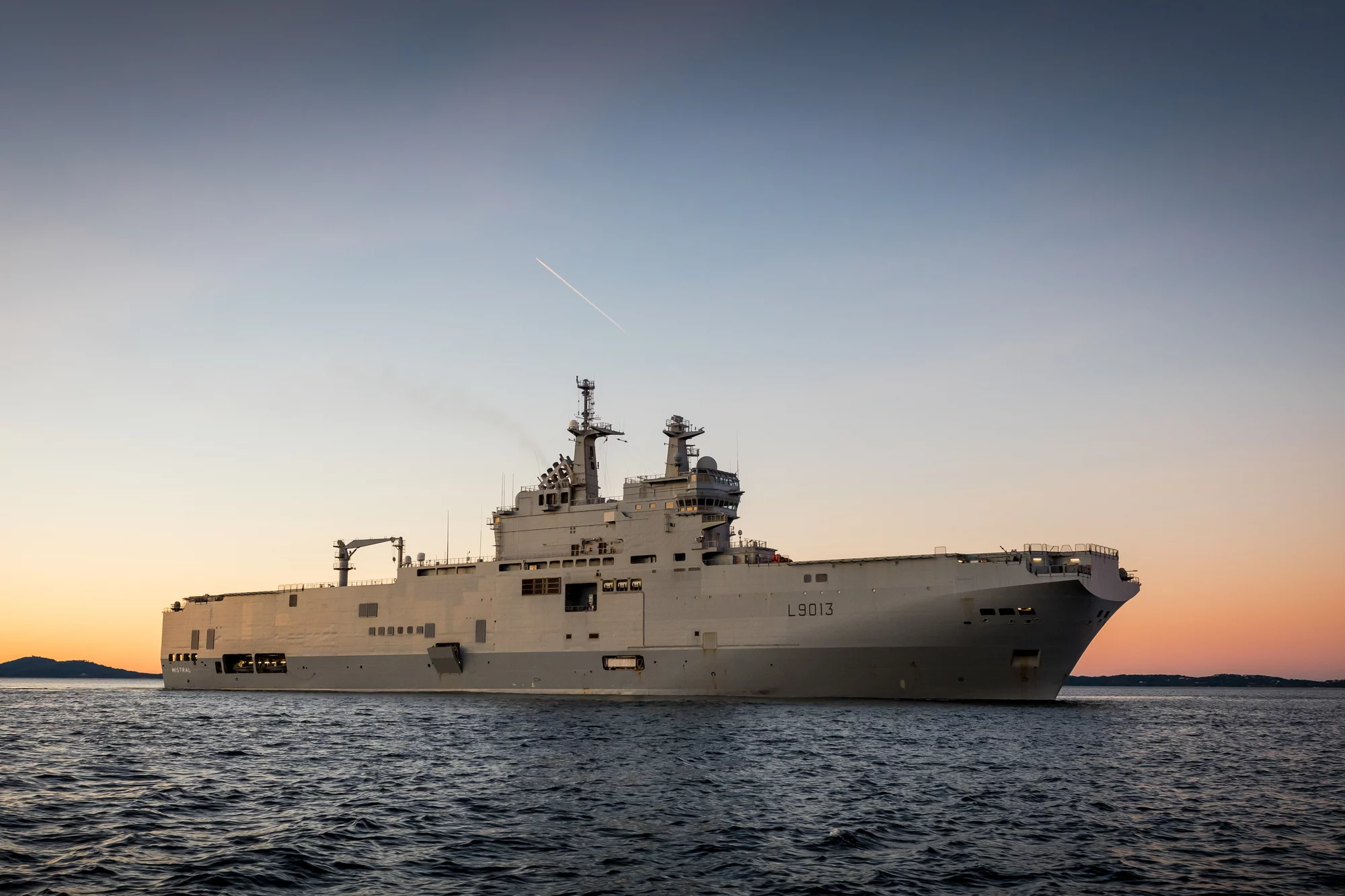 Le porte-hélicoptères amphibie Mistral