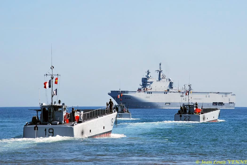 Les engins de débarquement repartent vers le Mistral