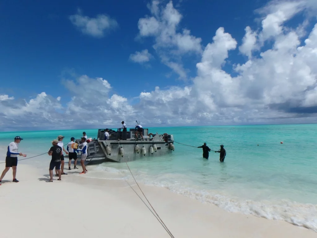 Débarquement du ravitaillement destiné au détachement de l'île Juan de Nova