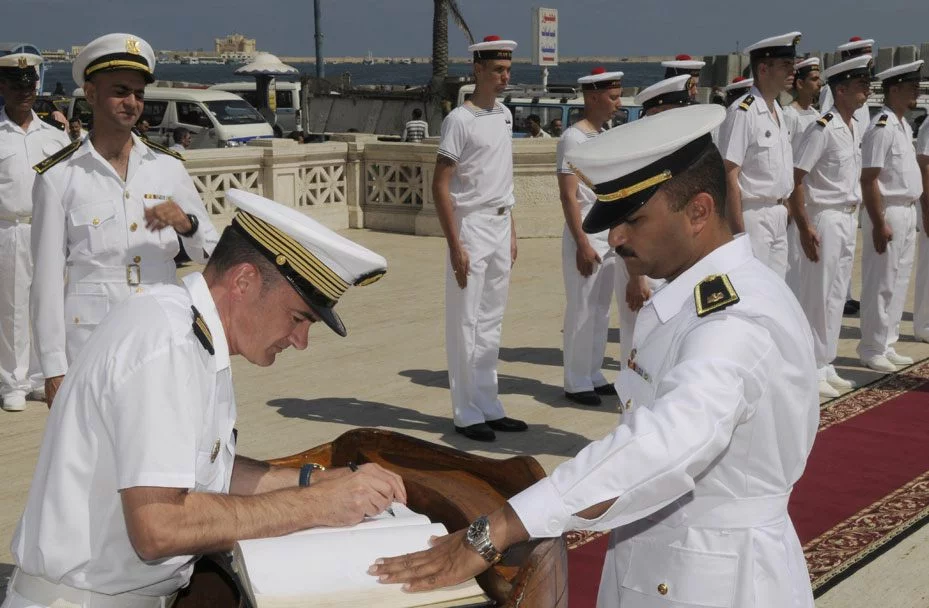 Dépôt de gerbe au monument du marin inconnu
